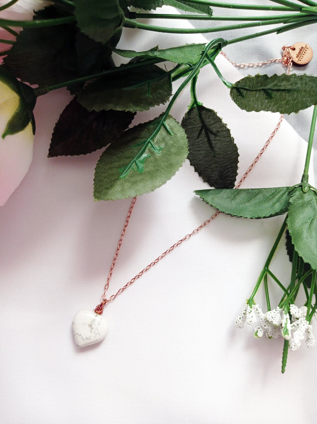 amá amá, White howlite Rose Gold necklace